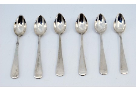 Conjunto de seis colheres de café com os cabos lisos e a expedir.